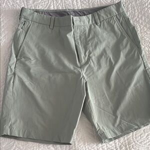 Men's Light Green Shorts - Vineyard Vines
Like new